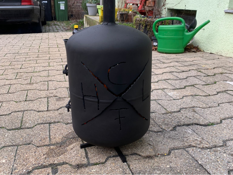 Schwarzer Ofen aus Gasflasche