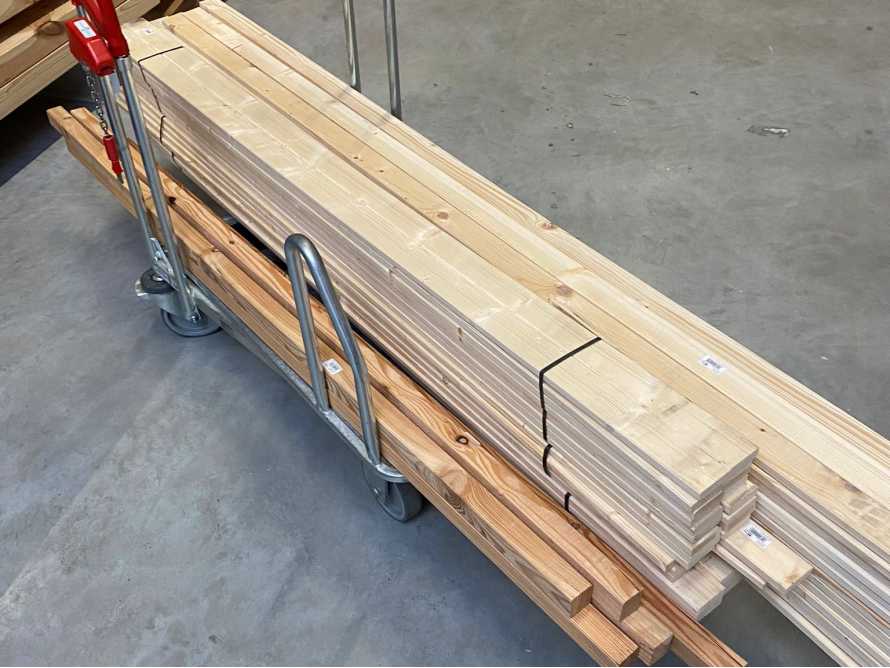 Holzbalken auf einem Transportwagen