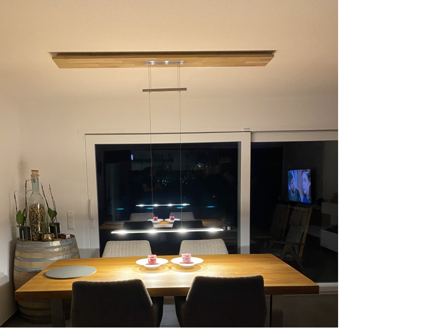 Esstisch mit moderner Lampe