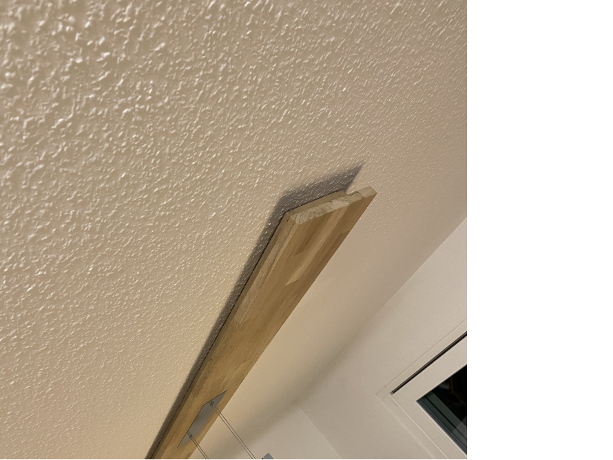 Holzbalken an Zimmerdecke