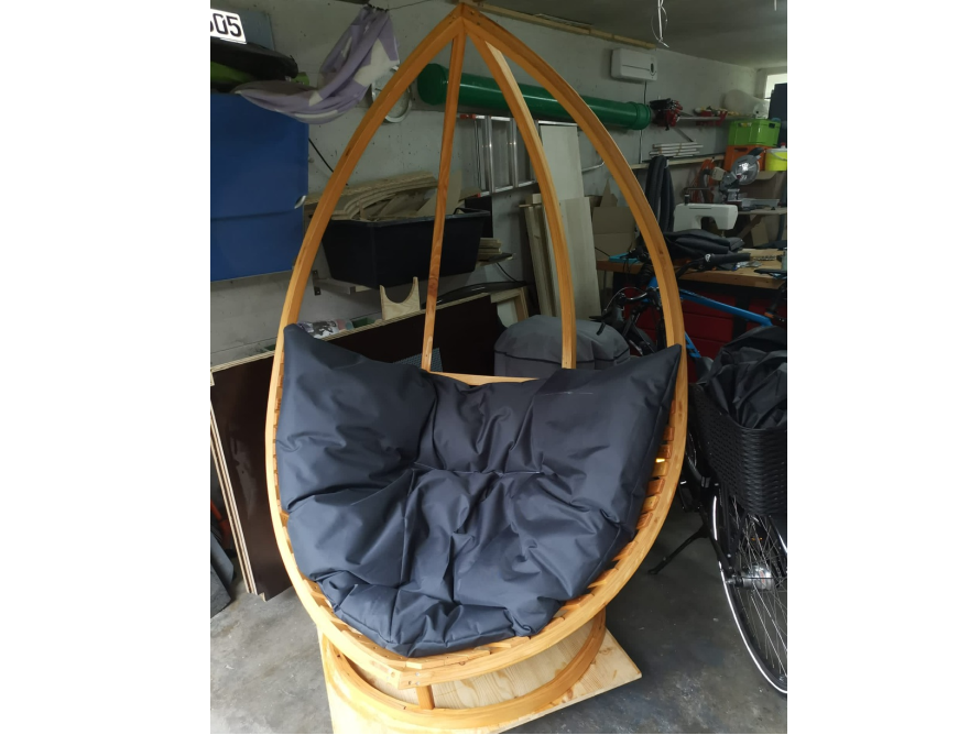 Hängesessel aus Holz mit schwarzem Kissen