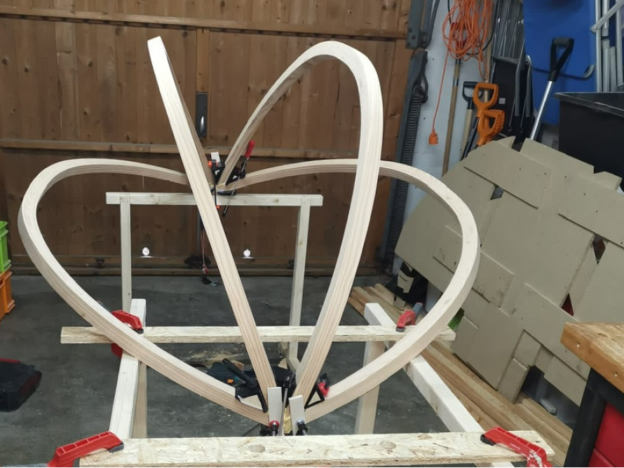 Gebogenes Holzgestell mit Schraubzwingen