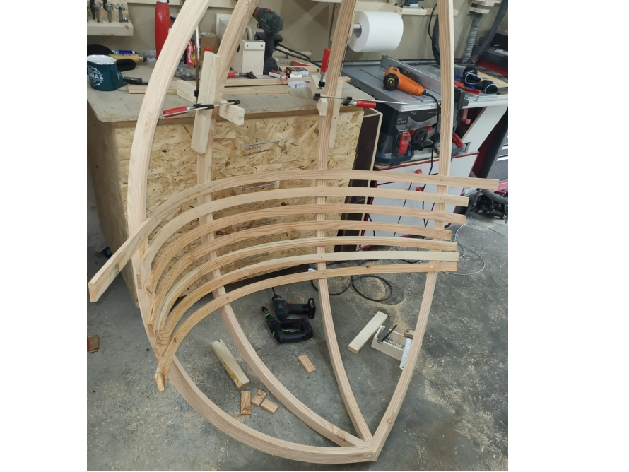 Gebogener Holzrahmen mit Sitzfläche