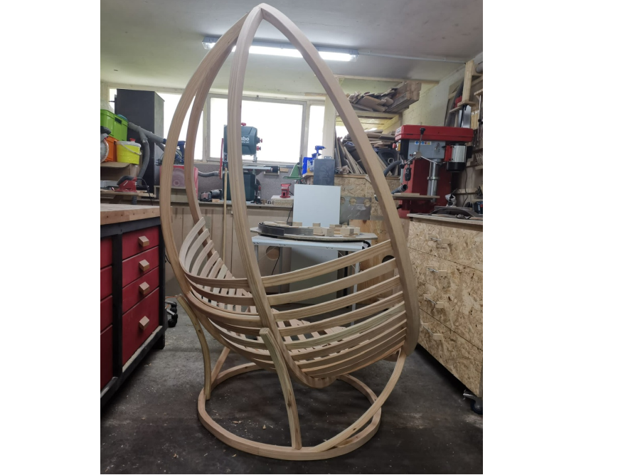 Hängesessel aus Holz in Werkstatt