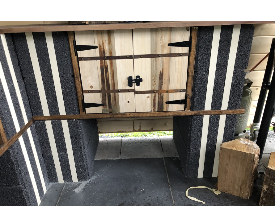 Gartenhausgrundgerüst mit Holztür