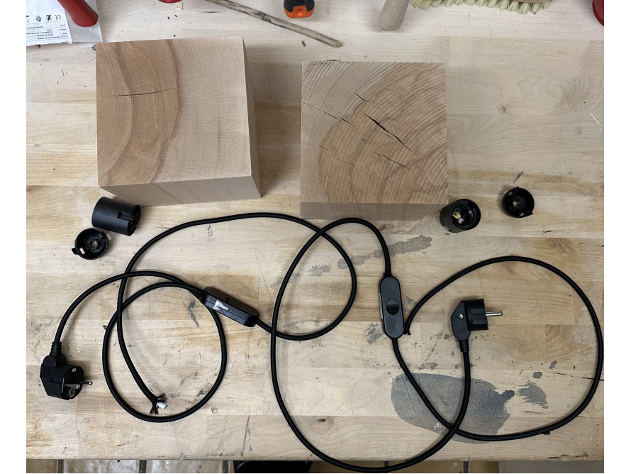 Bauteile für zwei Lampen aus Holz