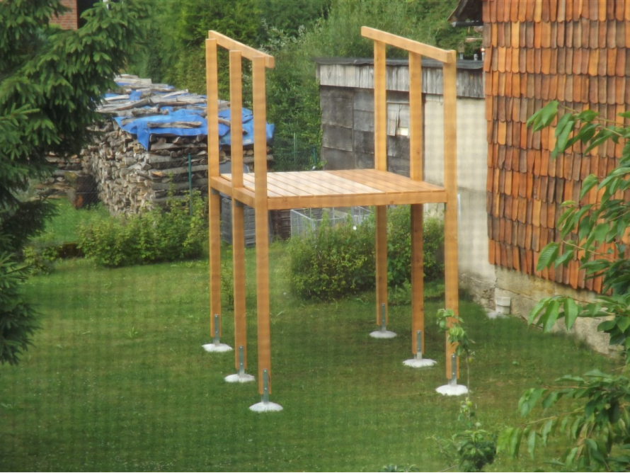 Holzgerüst auf einem Rasen