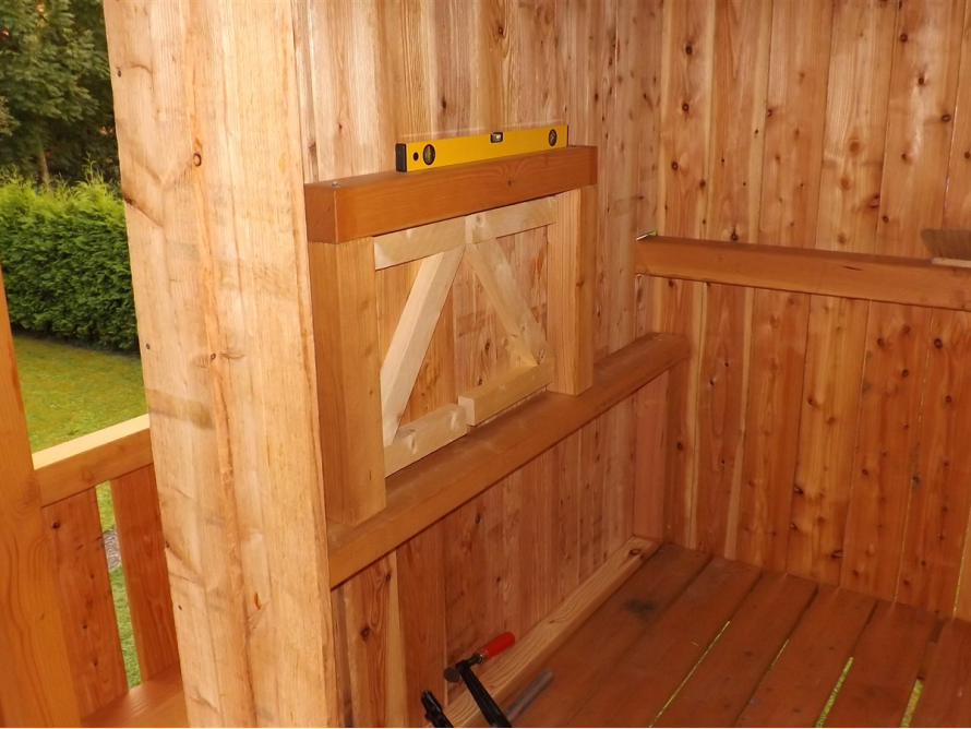 Gartenhausbau mit Wasserwaage