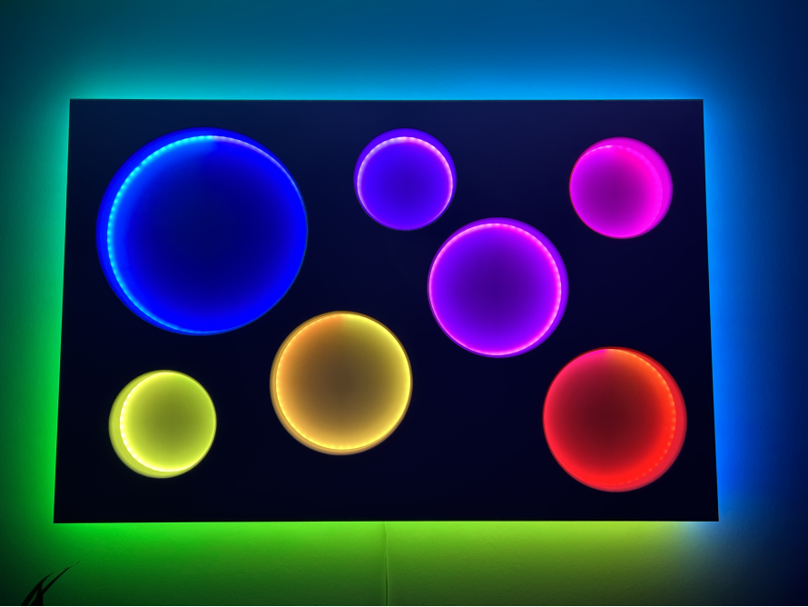 Wanddekoration mit bunten Lichtern