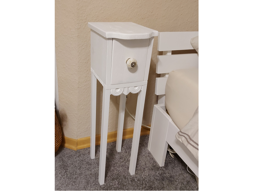 Weißer Nachttisch mit Schublade und Verzierungen