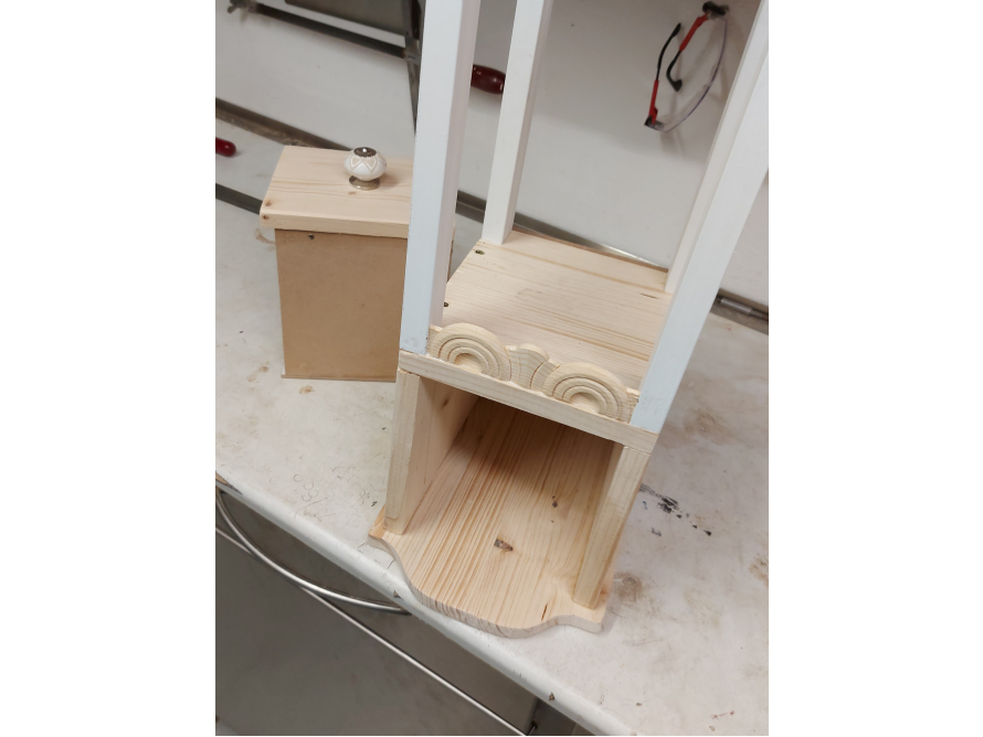 Holzregal mit Schublade während des Baus