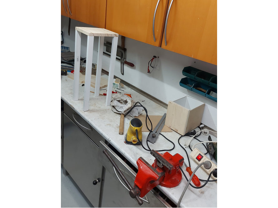 Unfertiger Holzhocker in Werkstatt