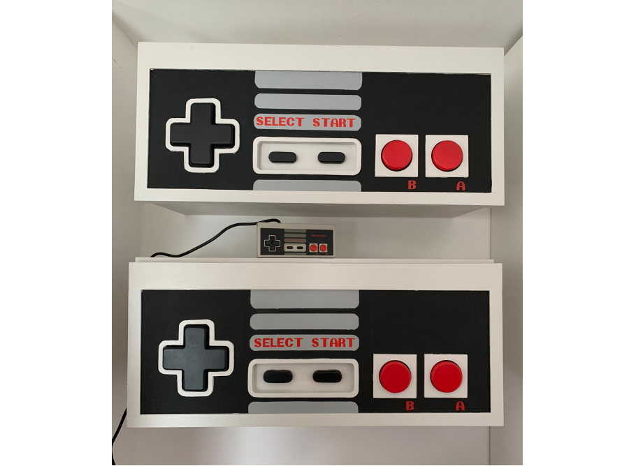 Zwei Regale im Design eines Videospiel-Controllers