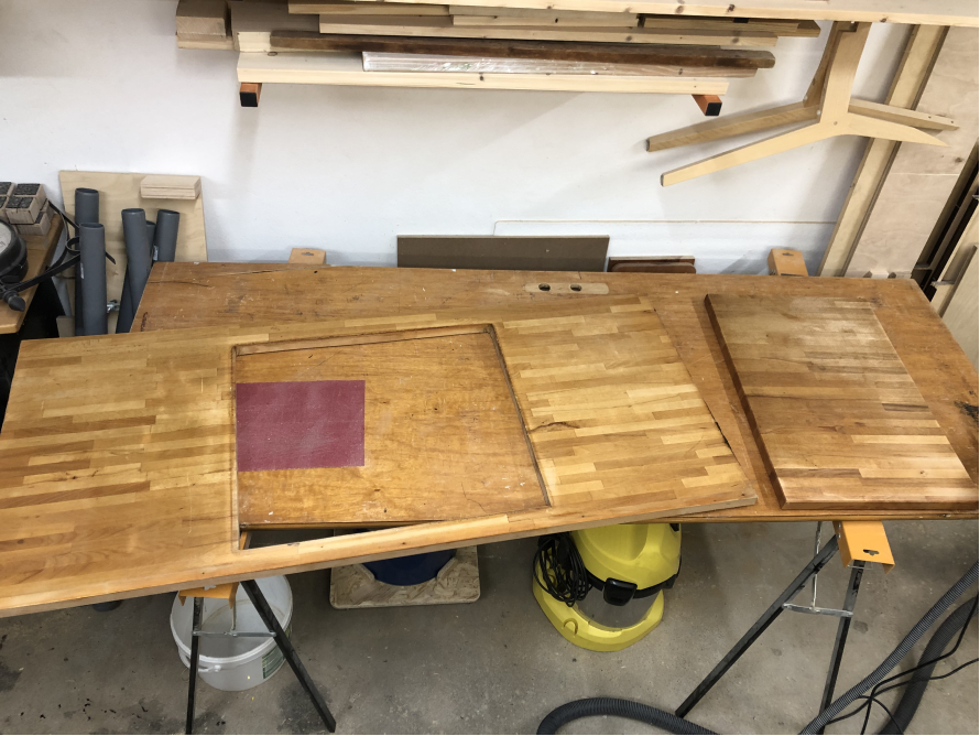 Holzarbeitsplatte mit Schleifpapier