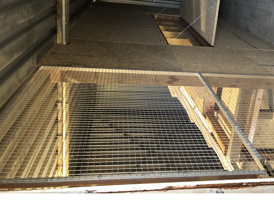 Holzkonstruktion mit Drahtgitter