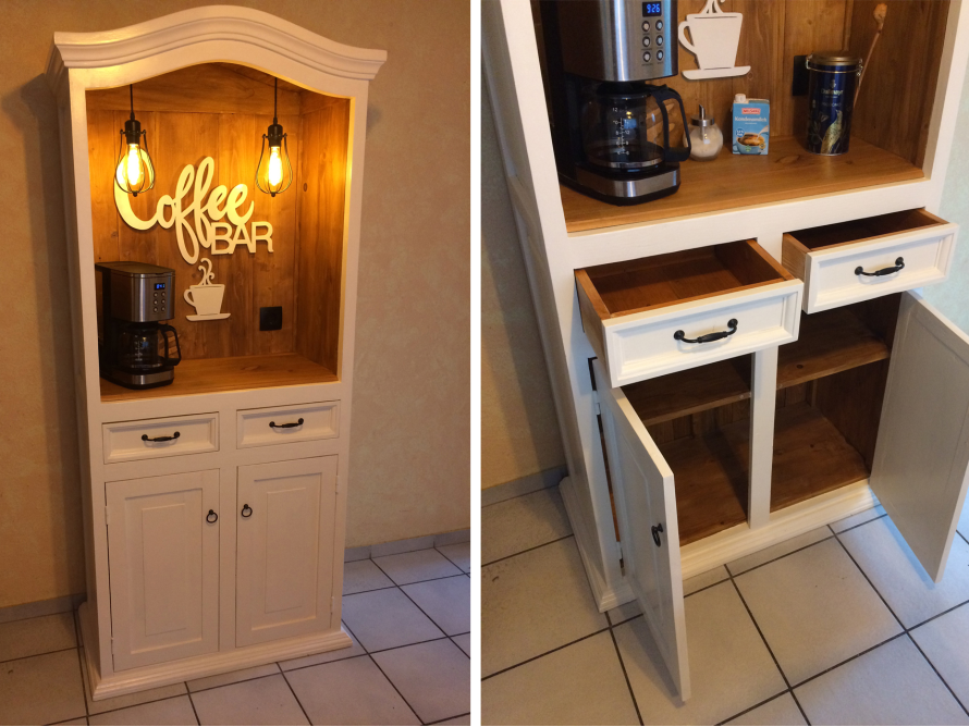 Weißer Küchenschrank mit Kaffeebar-Dekoration