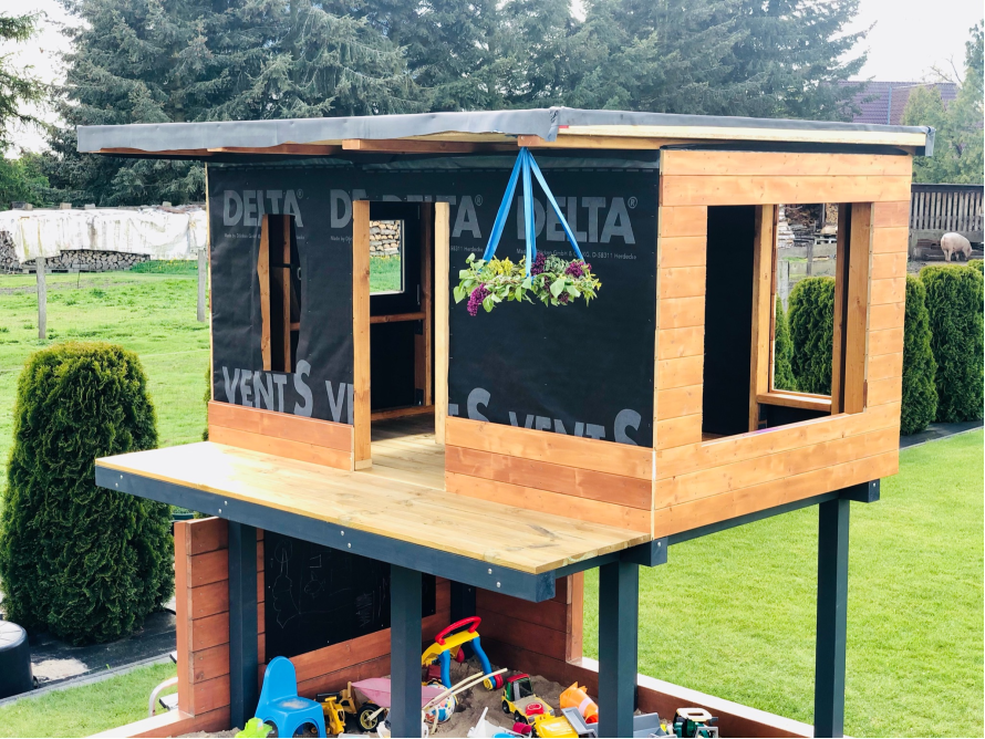 Unfertiges Spielhaus aus Holz