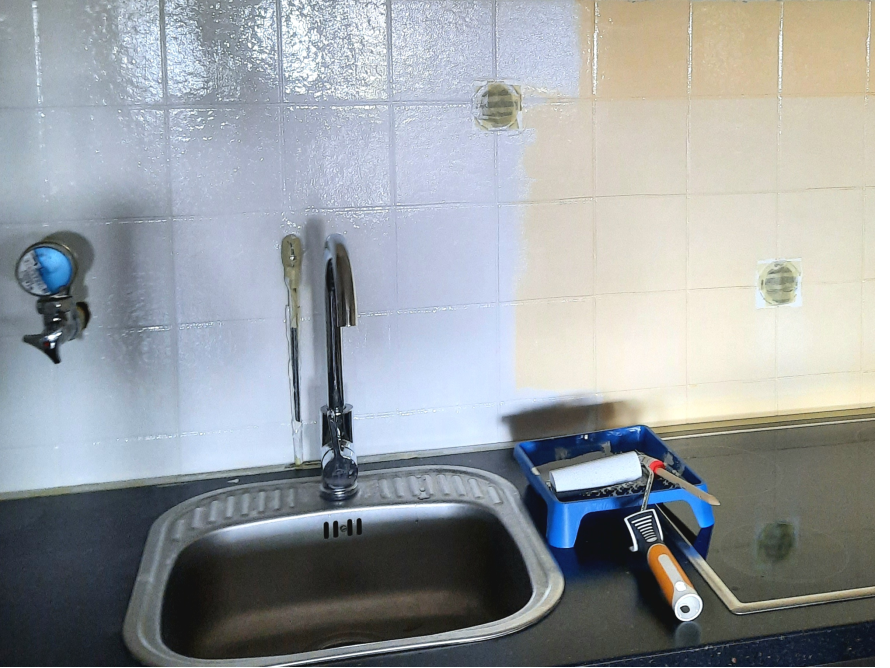 Küche mit halb gestrichener Wand