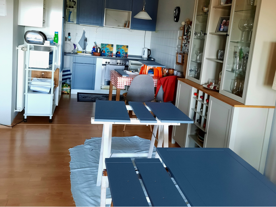 Tisch und Stühle werden gestrichen.