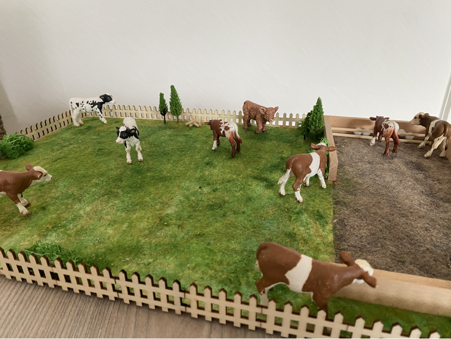 Spielzeugkühe auf einer Weide