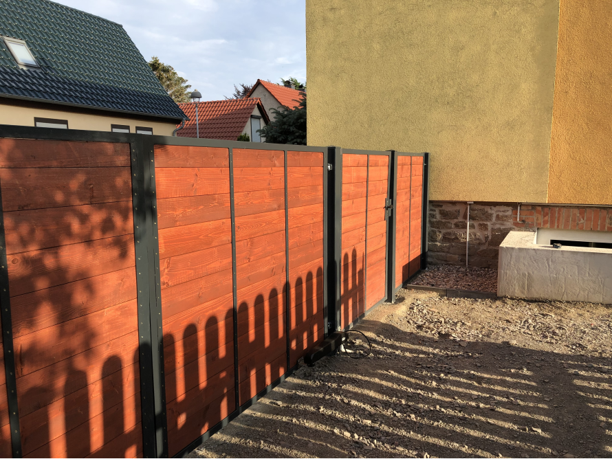 Moderner Holzzaun mit Tor