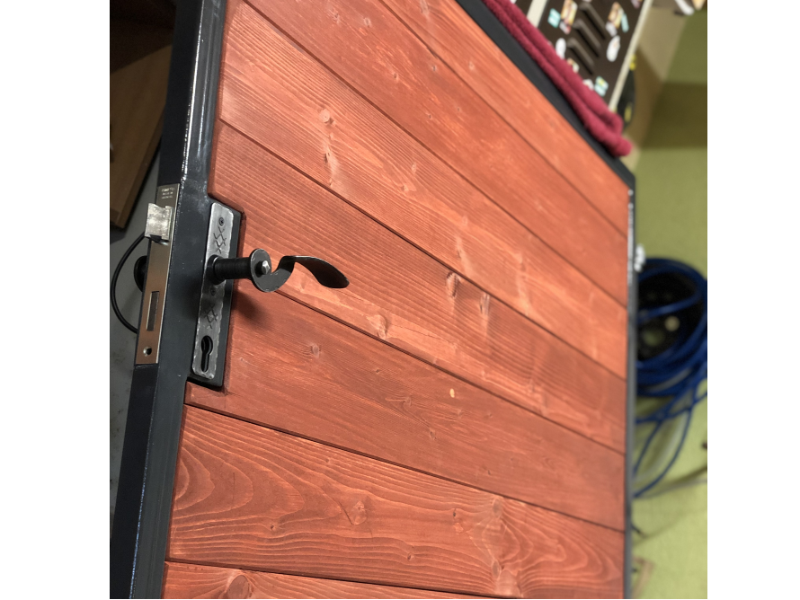 Holztür mit Türklinke