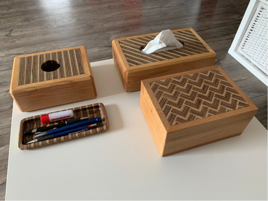 Drei Holzkästen und Stifte auf einem Tisch