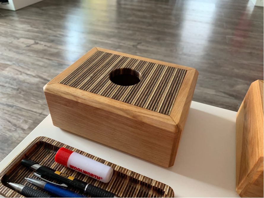 Holzkästchen mit Loch