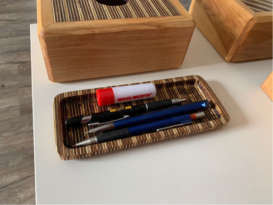 Stifte und Klebestift auf Ablage