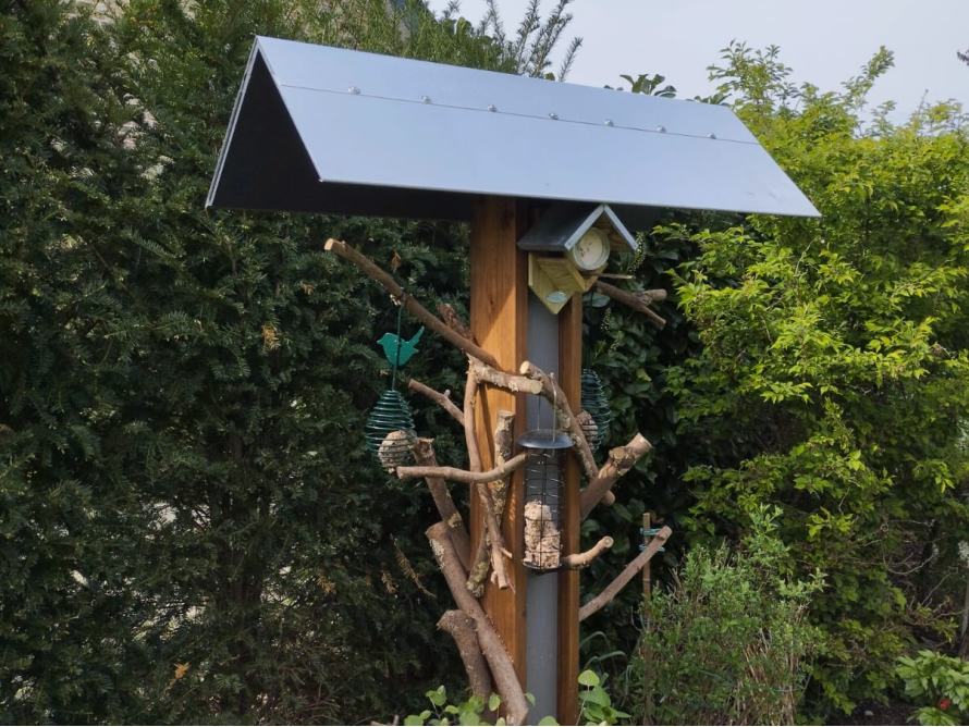 Vogelhaus mit Vogelfutter