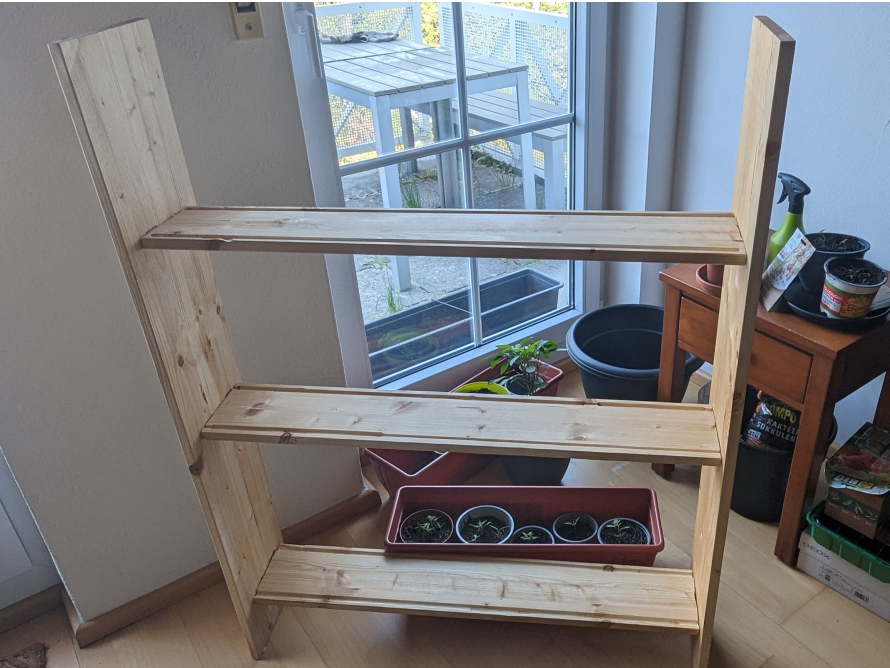 Holzregal mit drei Ebenen