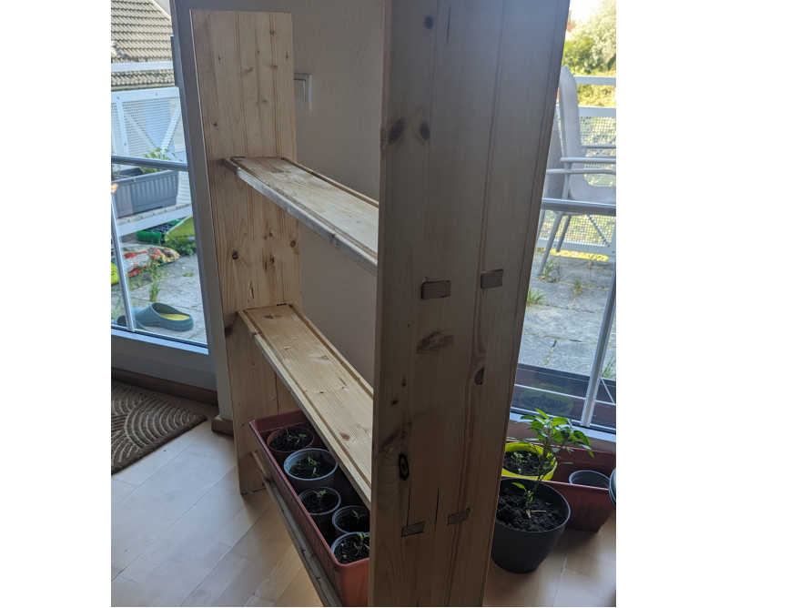 Holzregal mit drei Ebenen