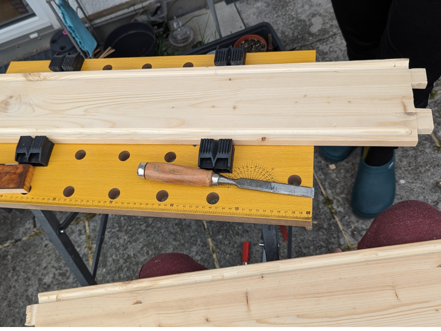 Holz auf Werkbank mit Stechbeitel