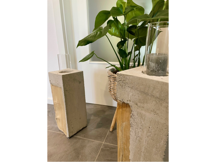 Zwei Beton-Holz-Kerzenständer