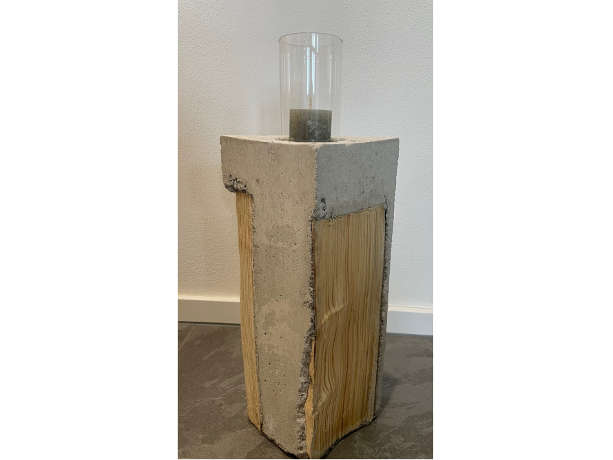 Betonsockel mit Glaseinsatz für Kerze