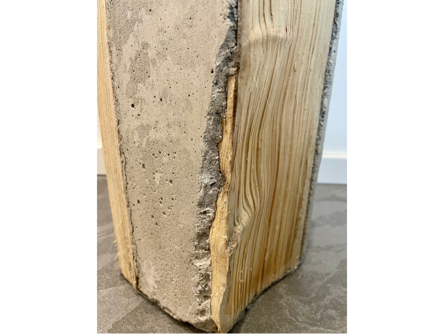 Holzbalken und Betonfundament