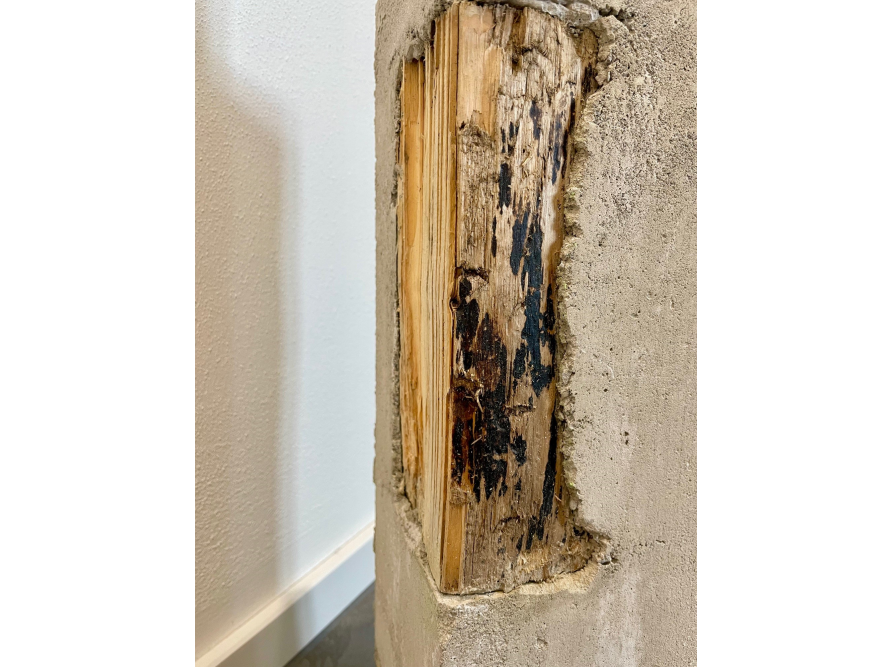 Holzpfosten in Betonwand