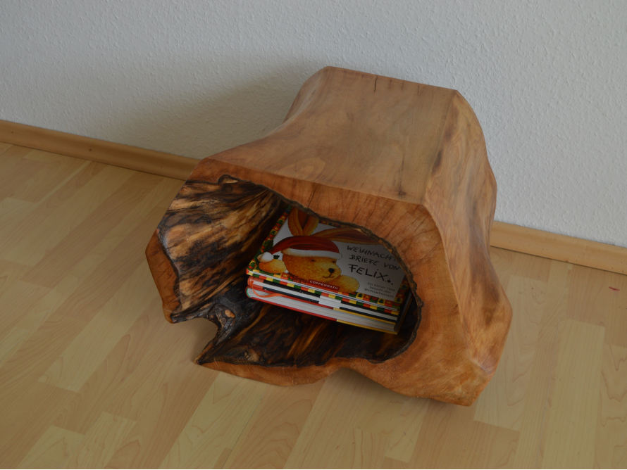 Beistelltisch aus Baumstamm mit Büchern