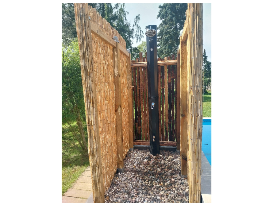 Gartendusche mit Sichtschutz aus Bambus