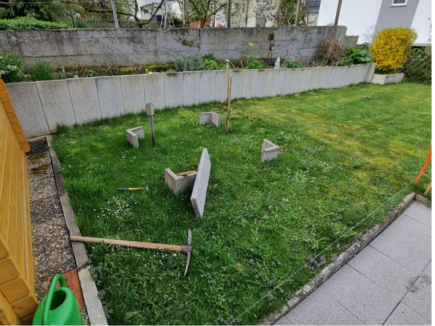 Garten mit Baumaterialien