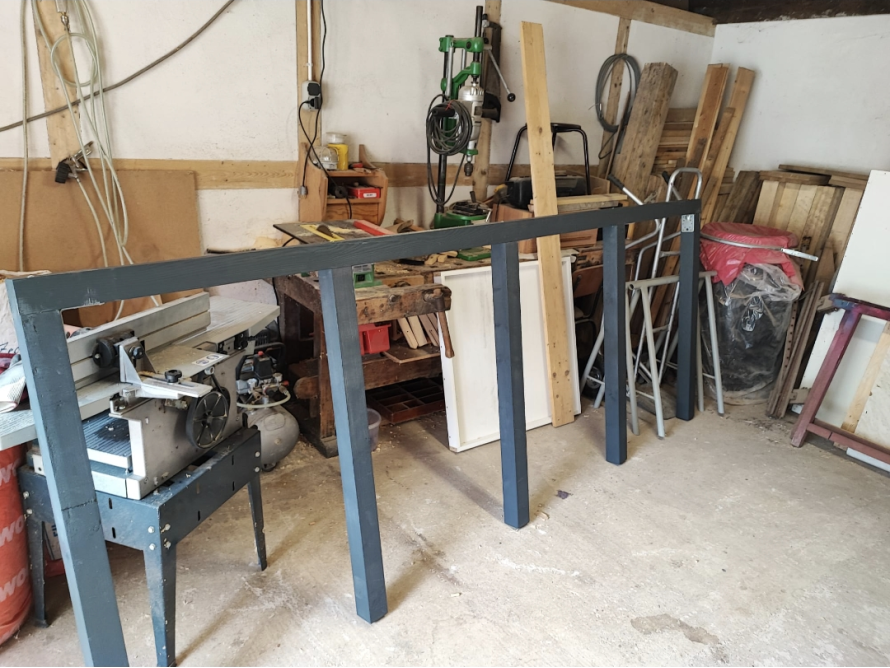 Unbehandeltes Holzgestell in einer Werkstatt