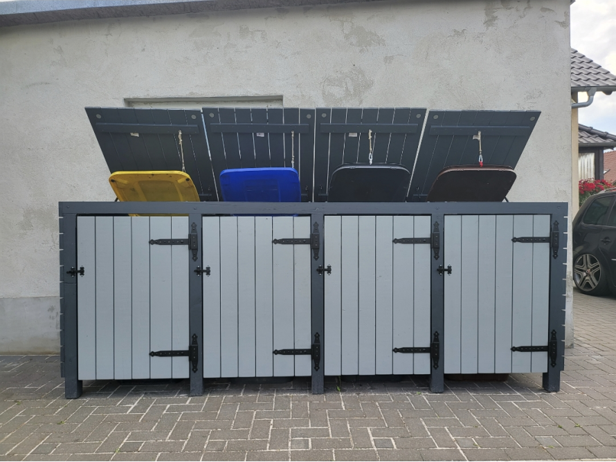 Grauer Mülltonnenverschlag aus Holz