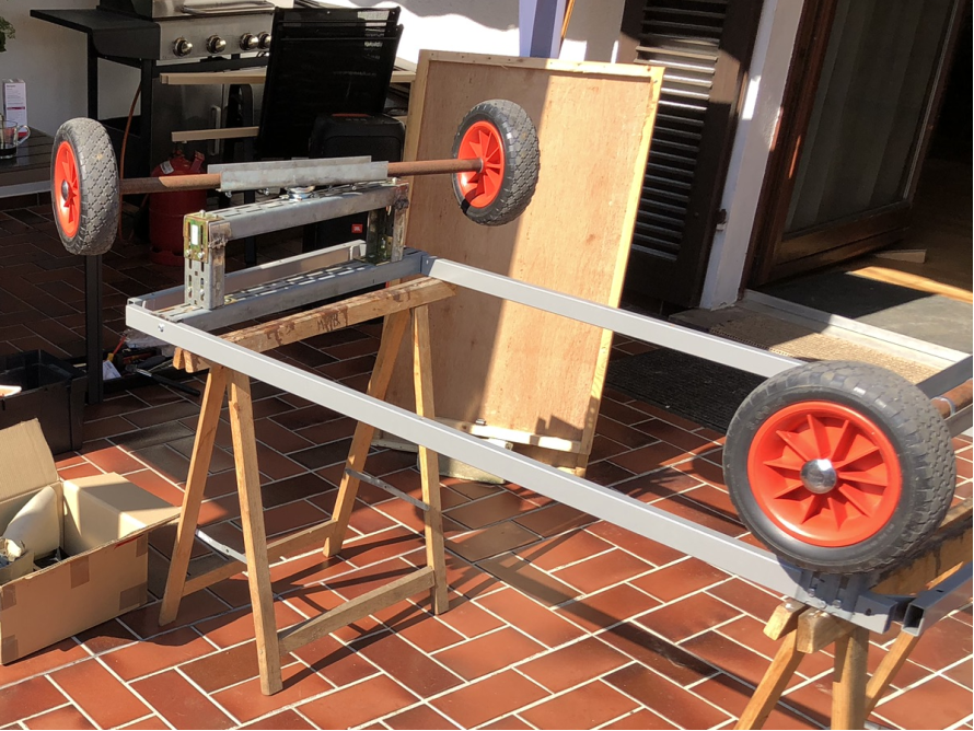 Anhänger im Bau auf zwei Böcken