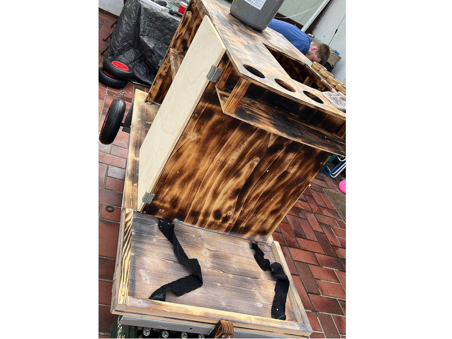 Holzgestell mit Türen