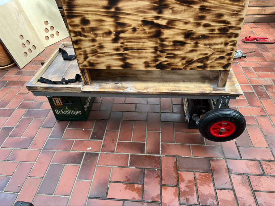 Holzgestell mit einem Rad