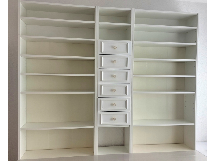 Drei weiße Bücherregale nebeneinander