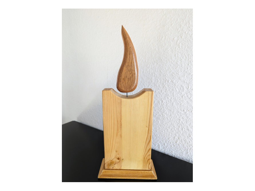 Skulptur einer Kerze aus Holz