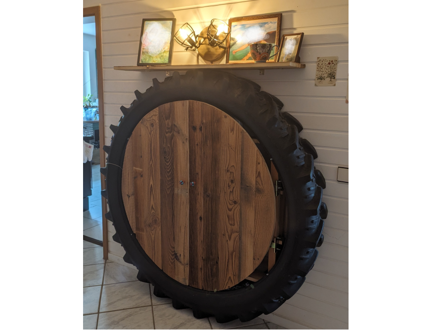 Upgecycelter Traktorreifen als Schrank