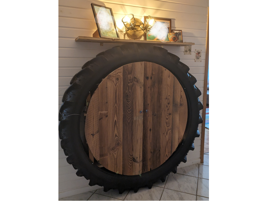Upgecycelter Traktorreifen als Schrank