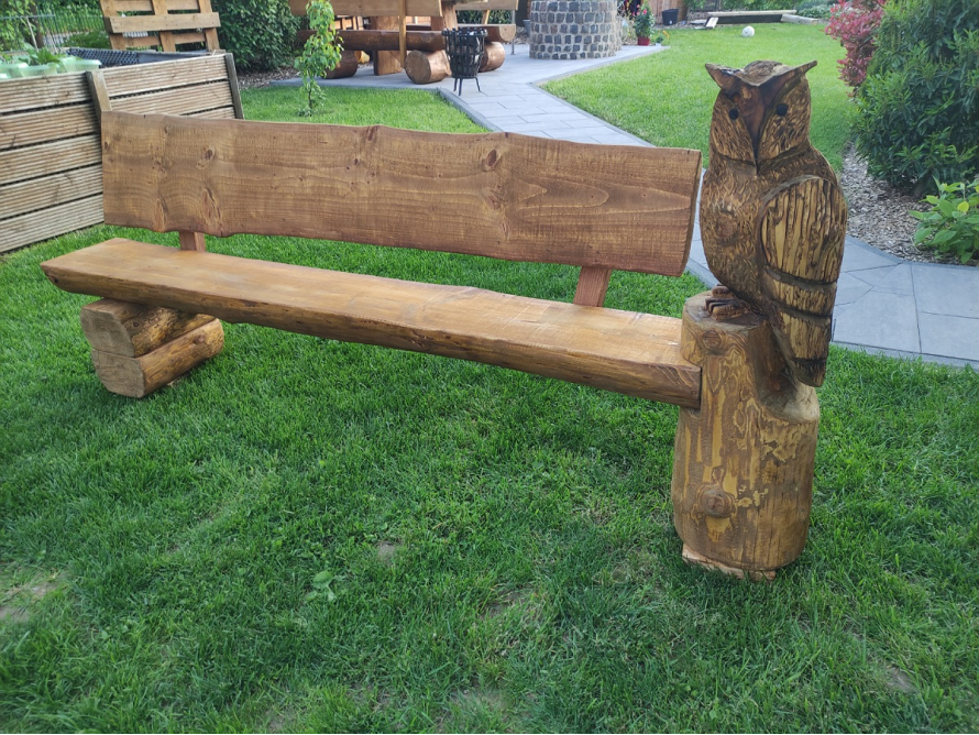 Holzbank mit Eulenfigur
